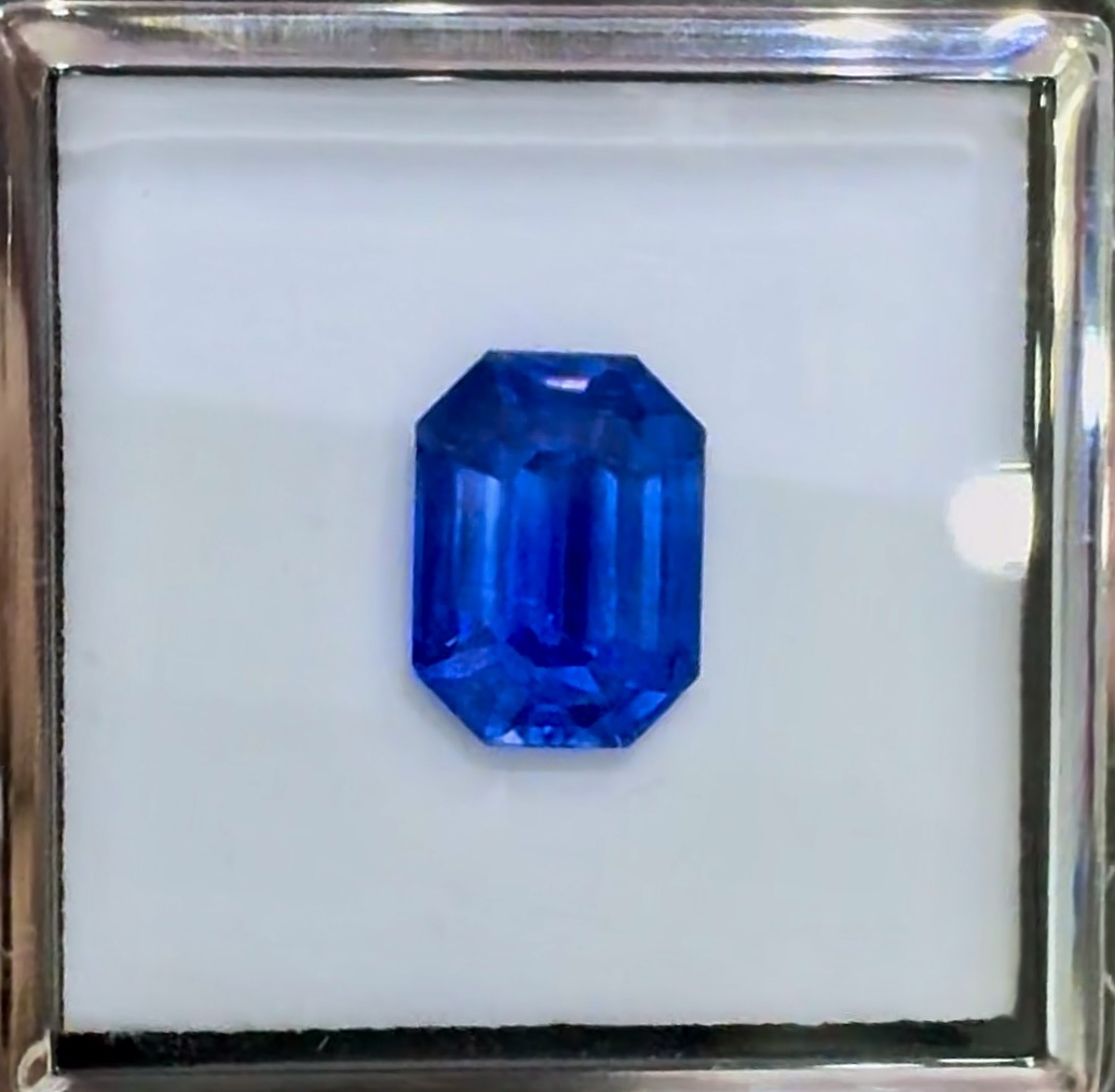 Octagon 3.51 Ct UNHEATED Vivid Blue Sapphire of Sri Lankan Origin
