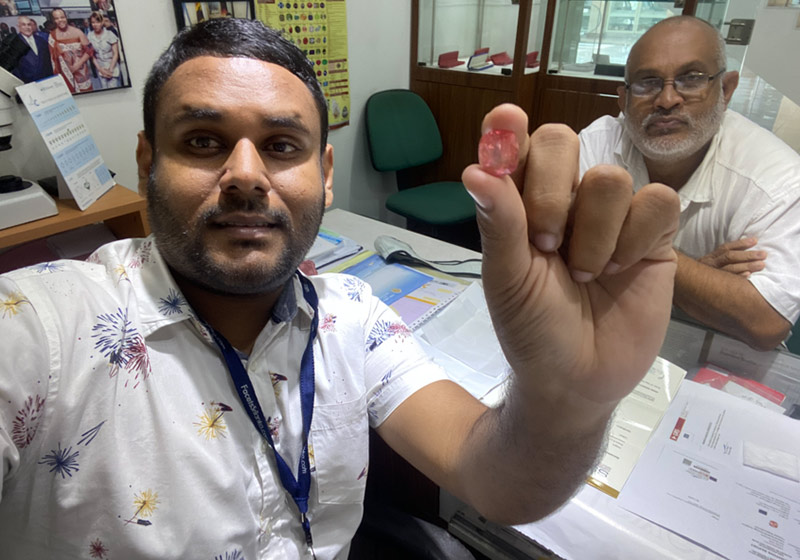 25 Ct Unheated Ceylon Padparadscha Sapphire Found in Ratnapura with owner