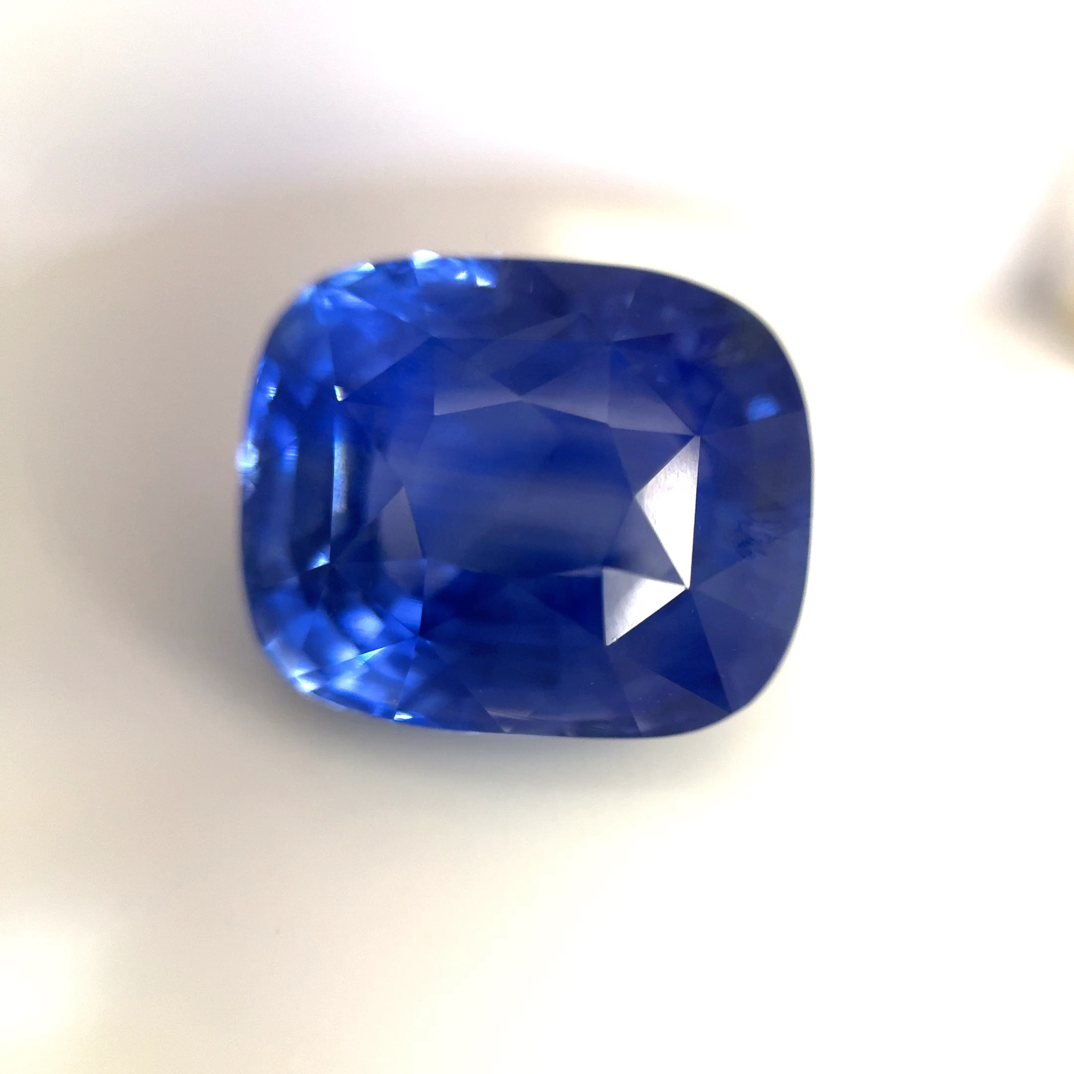 Oval 23.06 Ct UNHEATED Cornflower Blue Sapphire of Sri Lankan Origin